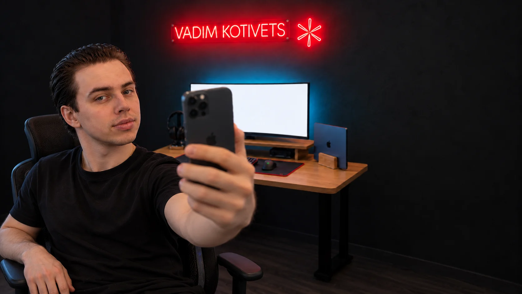 Вадим Котівець відʼїхав від столу і тримає телефон до глядача